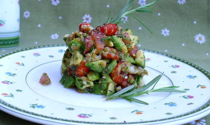 Тартар с раковыми шейками и авокадо
