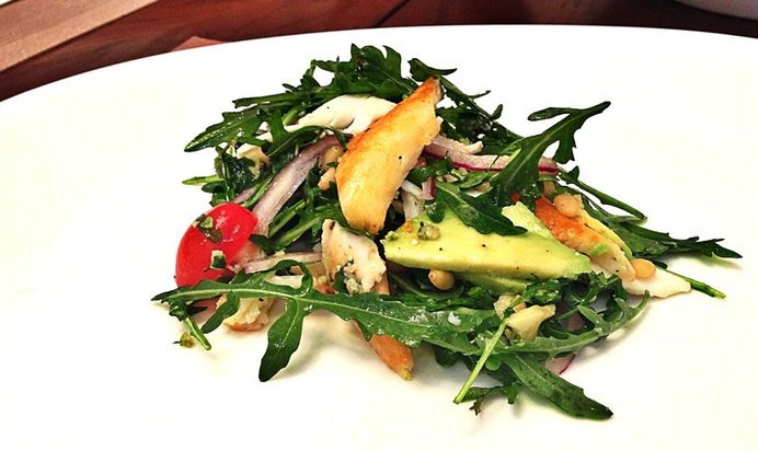 Пряная руккола с камчатским крабом