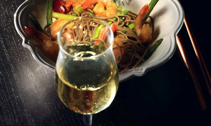 Гречневая лапша с креветками и зеленой спаржей