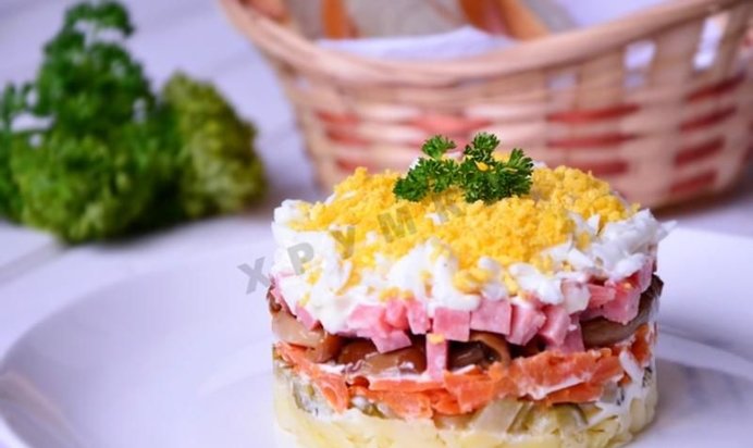 Салат Охотничий соленые огурцы грибы и колбаса