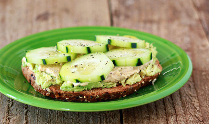 Кростини с хумусом и огурцом