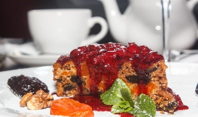 Пирог с черносливом и курагой