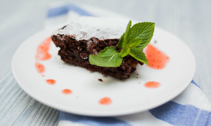 Брауни с орехами и вишней за 40 минут