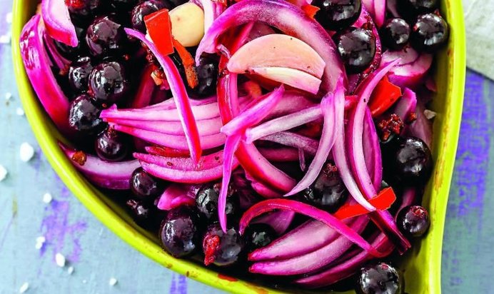 Луковый салат со смородиной