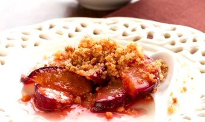 Персиково-черничный крамбл