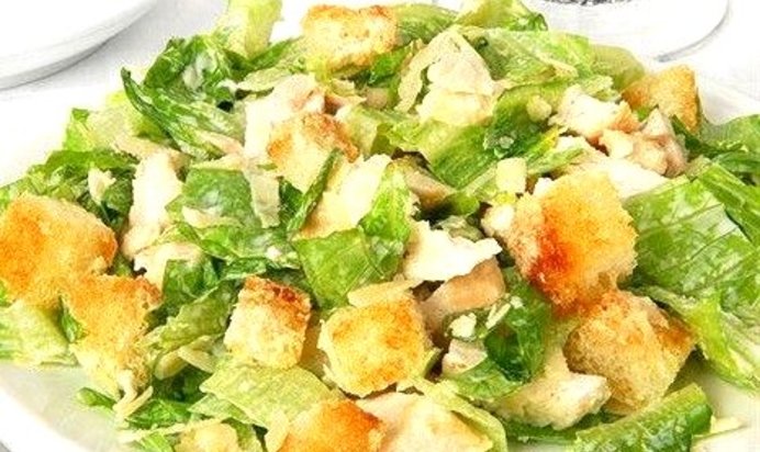 Салат «Цезарь» с огурцами и маслинами