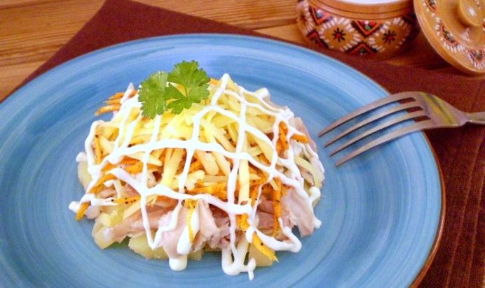 Слоеный салат с корейской морковью и курицей
