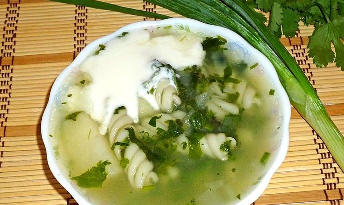 Легкий суп с макаронами и свежей зеленью