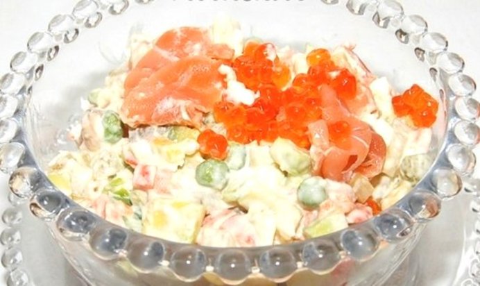 Салат с семгой и икрой