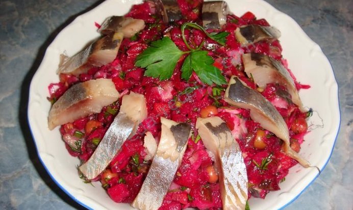 Вкусный винегрет с селедкой