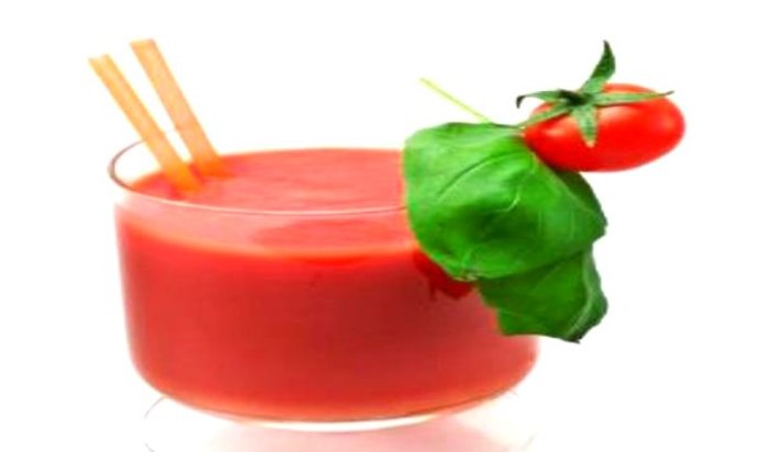 Пряный томатный смузи с тыквенными семечками