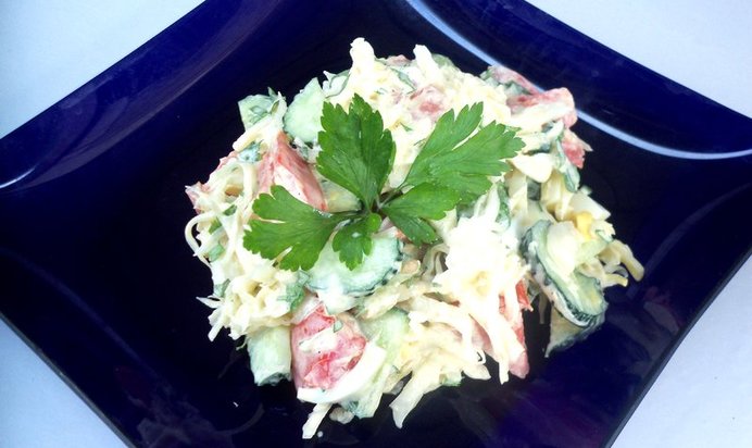 Овощной салат со сметаной и яйцом