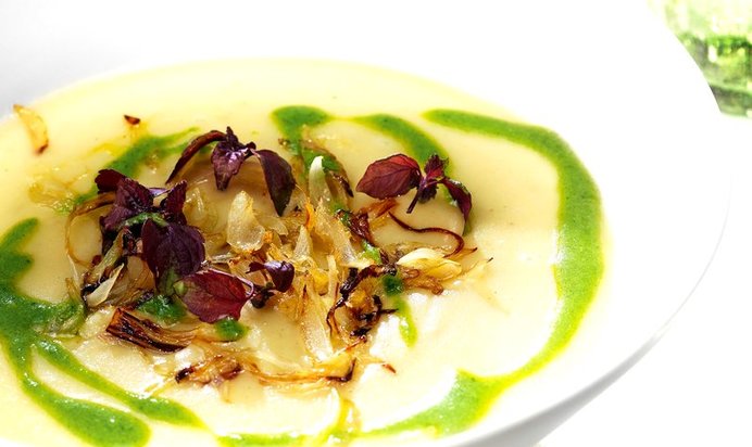 Картофельно-чесночный суп с щавелевым песто