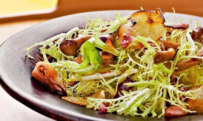 Теплый салат из запеченных лесных грибов и фризе