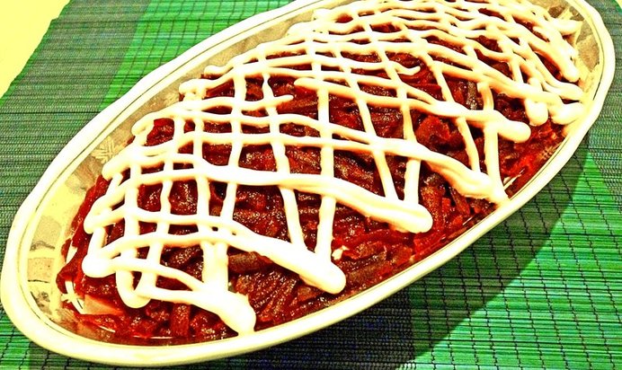 Слоеный салат со свининой и сельдереем