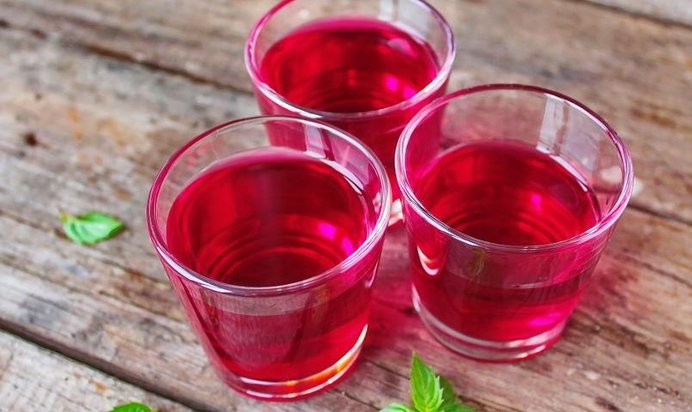 Свекольно-имбирный эль с вишневым сиропом