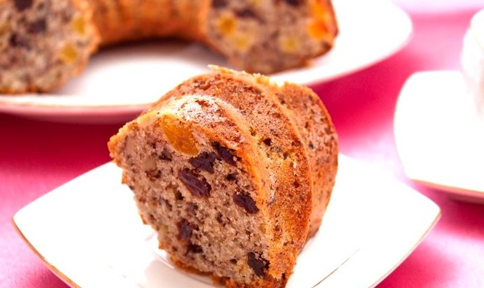 Кекс с курагой, изюмом и орехами