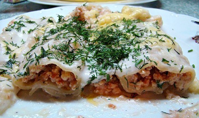 Каннеллони с мясной начинкой под соусом бешамель