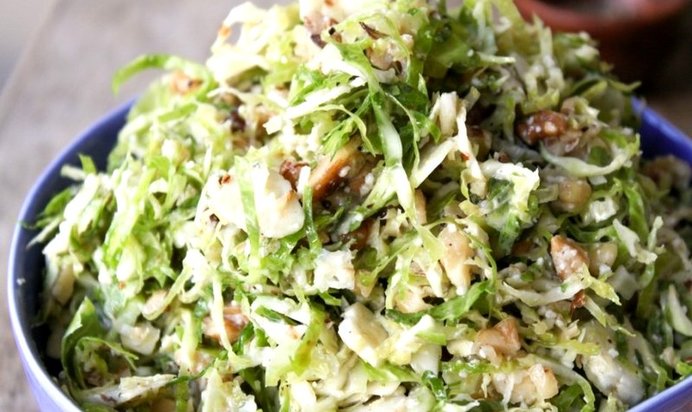 Салат с капустой, яблоками и брюссельской капустой