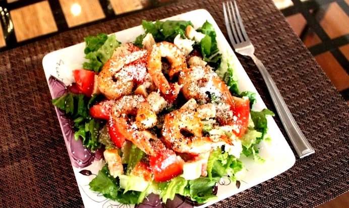 Салат Цезарь с креветками