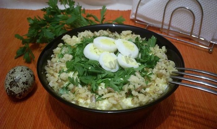 Салат из сыра с чесноком и яйцом