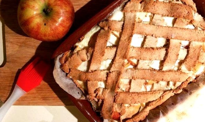 Диетическая яблочная шарлотка с творогом