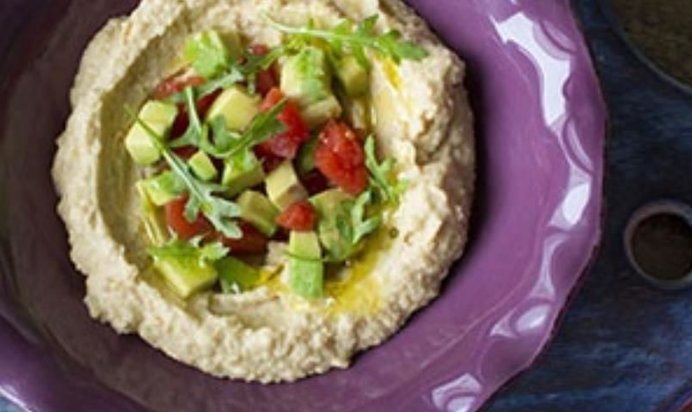 Быстрый хумус с авокадо и помидорами