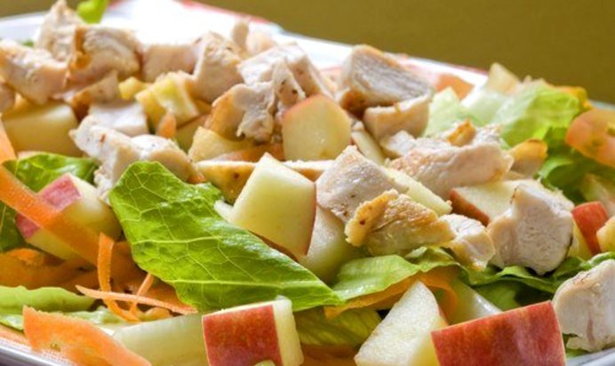 Куриный салат с яблоками и зеленью