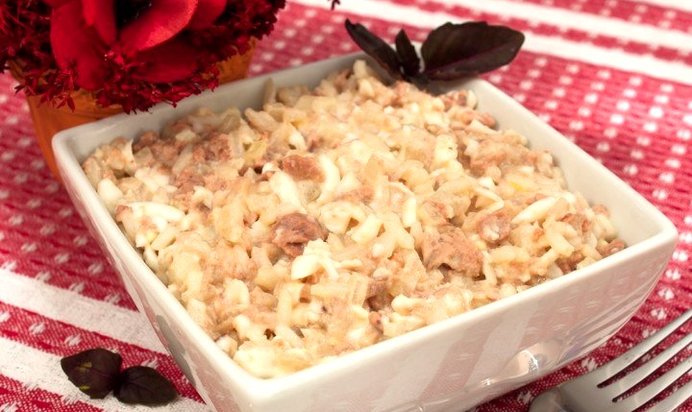 Салат с печенью трески, рисом и яйцами