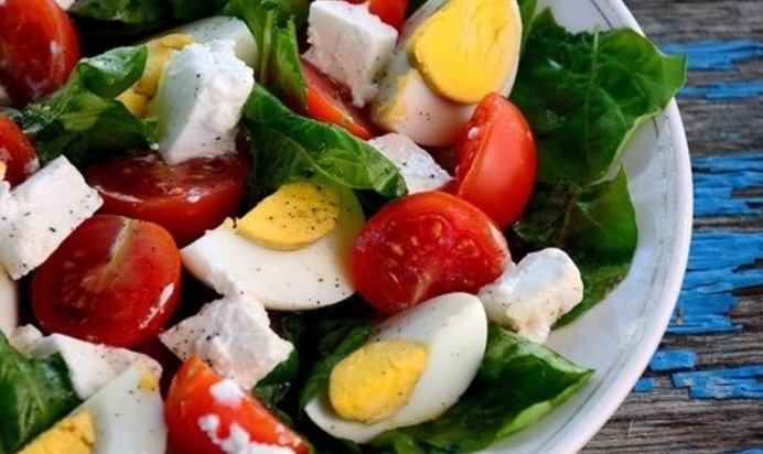 Салат с рукколой и помидорами черри