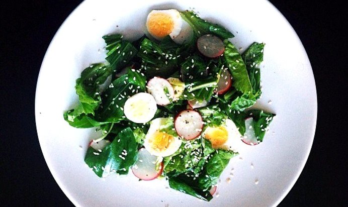 Полезный салат с черемшой, яйцом и редисом