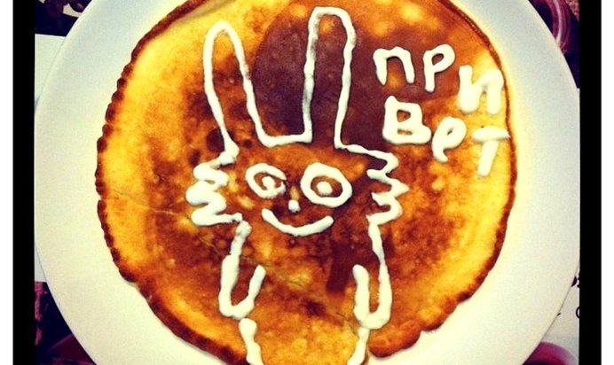 Омлет со сметаной на сковороде