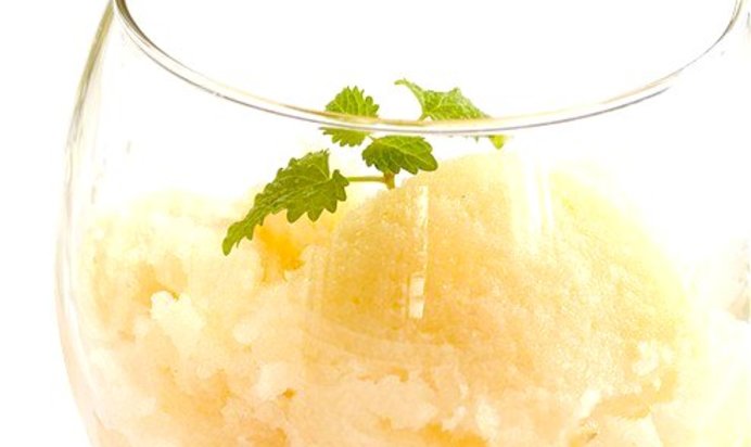 Грушевый сорбет с ягодным соусом