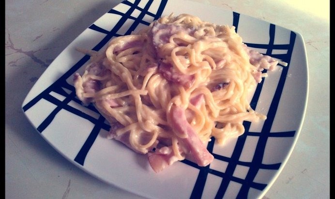 Карбонара с ветчиной и беконом в сливочном соусе