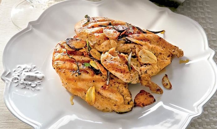 Цыпленок на гриле под кирпичом