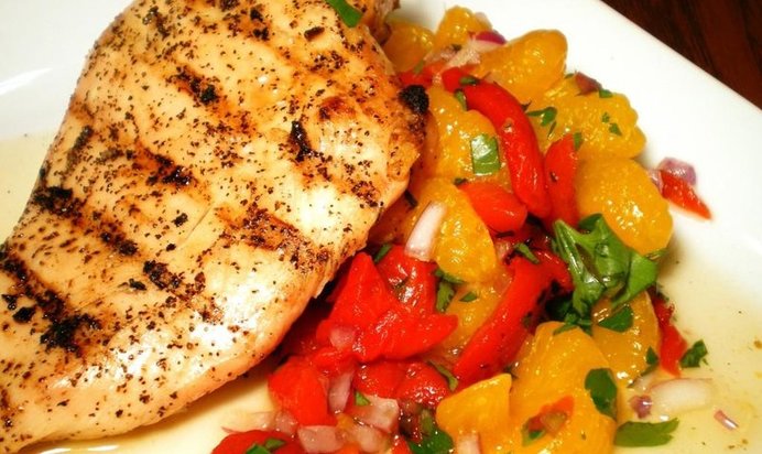 Куриные грудки с салатом из мандаринов, перца и лука