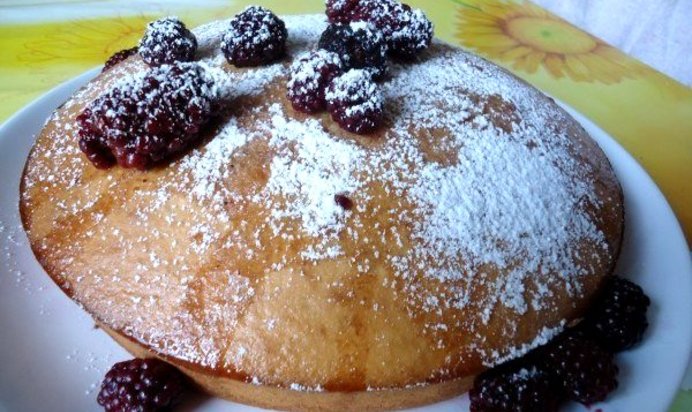 Пирог с орехами и ежевикой