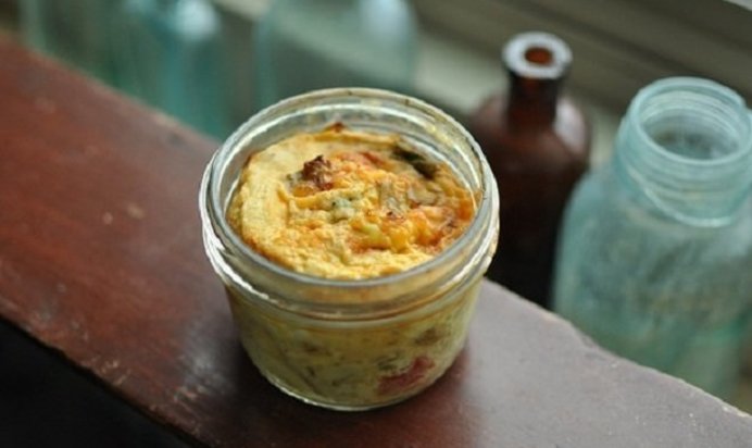 Яичница в баночке с сыром и спаржей