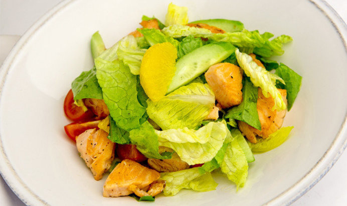 Теплый салат с лососем и мякотью апельсина
