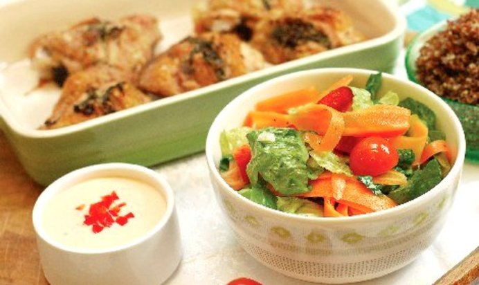 Хрустящая курица с пряностями и салатом