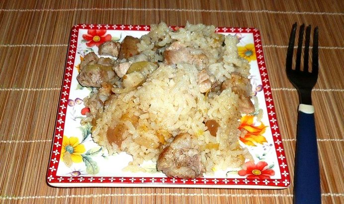 Рисовая каша с жареным луком и свининой