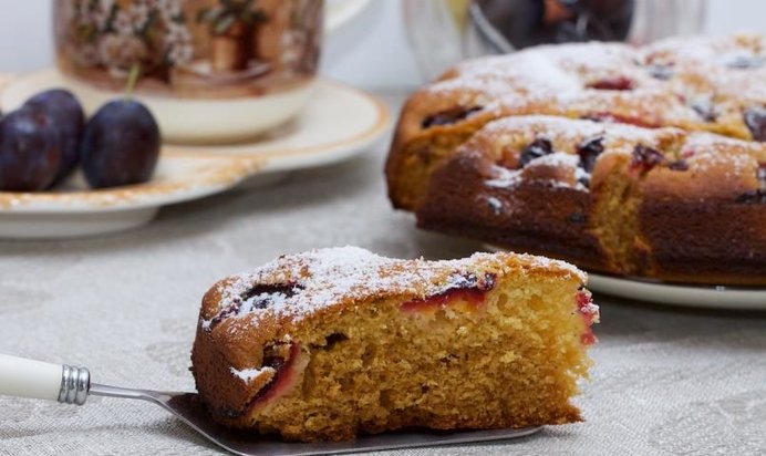 Медовая шарлотка со сливами