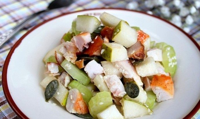 Салат с грушей и курицей