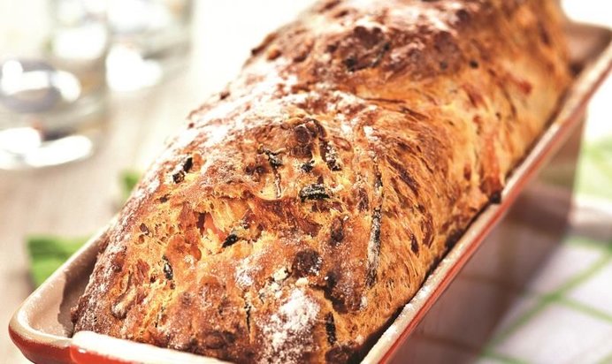 Хлеб, испеченный с ветчиной и сыром