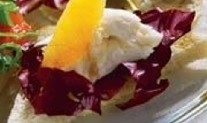 Брускетта с апельсином, радиккьо и моццареллой