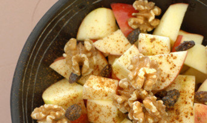 Десертный салат из яблок с изюмом и корицей