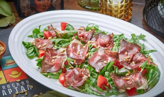 Листья салата с вяленой говядиной и томатами