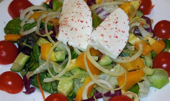 Греческий салат с сыром тофу