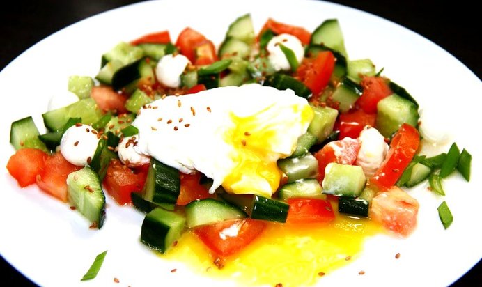 Салат с яйцом - пашот
