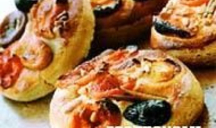 Булочки с фруктами и орехами